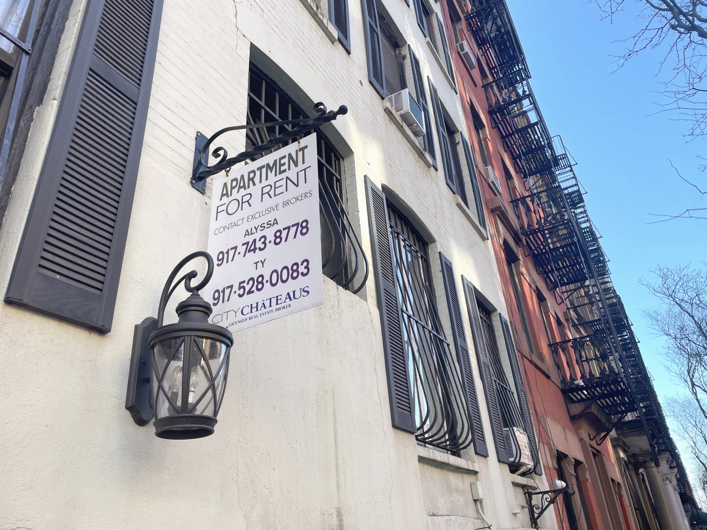 A &#039;For Rent&#039; sign on a Hell&#039;s Kitchen, New York City apartment building